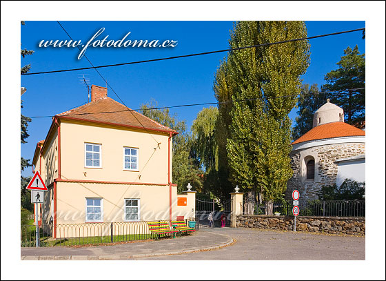 Fotka z obce Plaveč, domov pro seniory a románská rotunda Panny Marie ze začátku 13. století, zasvěcená Františku Xaverskému