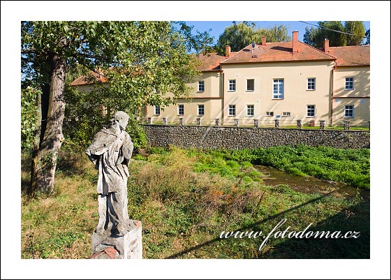 Fotka z obce Plaveč, domov pro seniory a socha sv. Jana