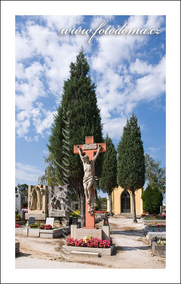 Fotka z obce Únanov, kříž na hřbitově