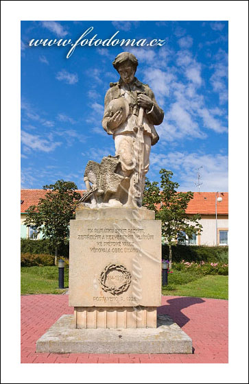 Fotka z obce Únanov, pomník na návsi